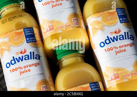 Flaschen mit Odwalla Saftprodukten für ein Foto arrangiert. Stockfoto