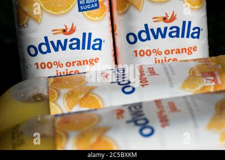 Flaschen mit Odwalla Saftprodukten für ein Foto arrangiert. Stockfoto