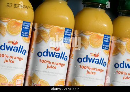 Flaschen mit Odwalla Saftprodukten für ein Foto arrangiert. Stockfoto