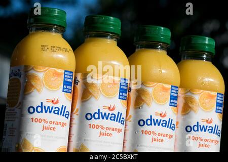 Flaschen mit Odwalla Saftprodukten für ein Foto arrangiert. Stockfoto