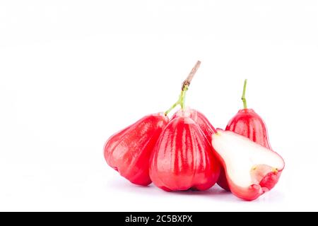 Halb Rose Apfel und Wasser Äpfel ( chomphu ) auf weißem Hintergrund gesunde Rose Apfel Obst Lebensmittel isoliert Stockfoto