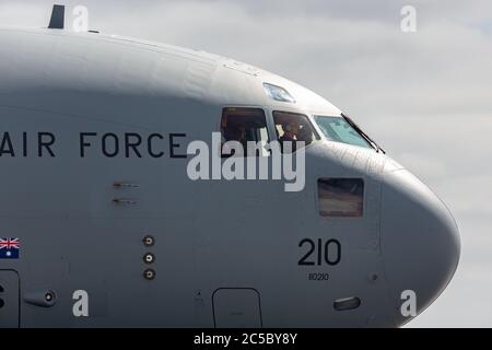 Personal der Royal Australian Air Force (RAAF) das Cockpit der Boeing C-17A Globemaster III großen militärischen Frachtflugzeuge. Stockfoto
