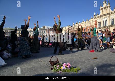 Krakau / Polen - 5. Juli 2019: Aufführung mit dem Titel DROM - auf den Pfaden der Roma, gespielt vom KTO-Theaterstudio während des Straßentheaterfestivals Stockfoto