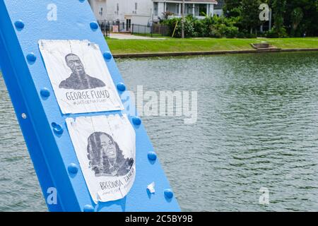 New Orleans, LA/USA - 27. Juni 2020: Magnolia Bridge über Bayou St. John mit Bildern von George Floyd und Breonna Taylor auf Span Stockfoto