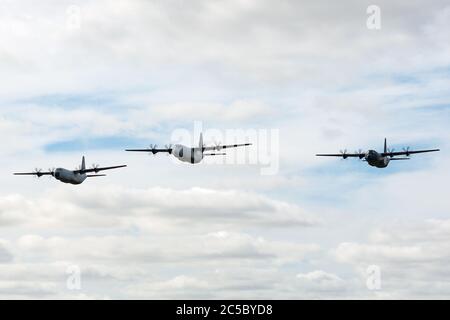 Drei Royal Australian Air Force Lockheed Martin C-130J Hercules militärische Frachtflugzeuge fliegen in Formation. Stockfoto