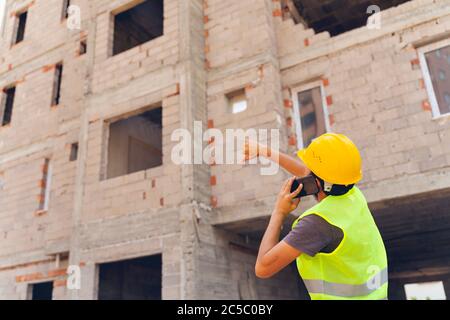 Bauarbeiter macht schlechtes Signal Stockfoto