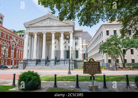 New Orleans, Louisiana/USA - 30. Juni 2020: Gallier Hall und Lafayette Square Historic Marker auf der St. Charles Avenue Stockfoto