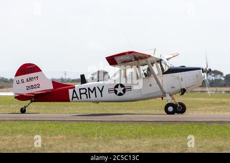 Ehemalige United States Army Cessna L-19A Beobachtungsflugzeug VH-UXX Rollen auf dem Avalon Airport. Stockfoto