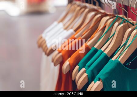 Kleidung auf Bügel in der modernen Shop-boutique Stockfoto