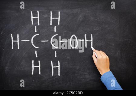 Alkohol Ethanol an der Tafel im Chemieunterricht. Ethanol Alkohol chemische Molekülstruktur auf Tafel. Wissenschaftlicher Lehrer oder Chemiestudent, der chemische Formel auf Tafel im Unterricht zeichnet. Stockfoto