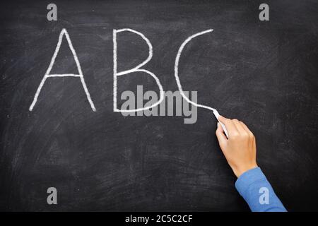 Bildungskonzept - ABC Alphabet Schule Tafel Konzept. Schullehrer ABC Alphabet in Englisch oder Vorschule schreiben.auf Tafel. Stockfoto