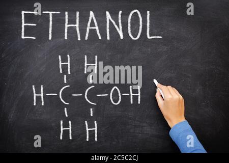 Ethanol Alkohol chemische Molekülstruktur auf Tafel. Wissenschaftlicher Lehrer oder Chemiestudent, der chemische Formel auf Tafel im Unterricht zeichnet. Stockfoto