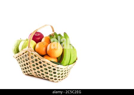 Orange, Guava, Banane und Apfel in Weidenkorb auf weißem Hintergrund Obst Gesundheit Lebensmittel isoliert Stockfoto
