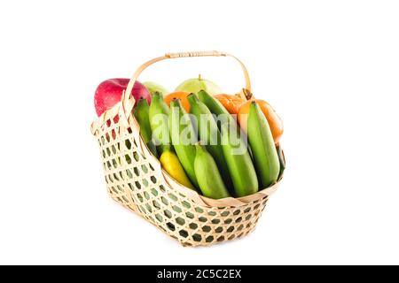 Obst Korb sortiert Weide auf weißem Hintergrund Obst Gesundheit Lebensmittel isoliert Stockfoto