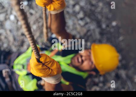 Arbeitssicherheit rettet Ihr Leben. Bauarbeiter fällt Stockfoto