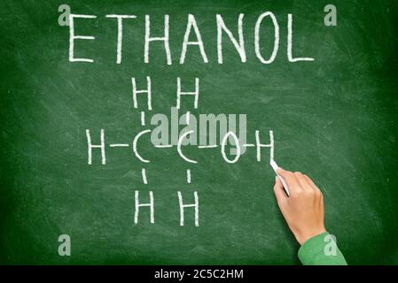 Ethanol Alkohol chemische Molekülstruktur auf Tafel. Wissenschaftlicher Lehrer oder Chemiestudent, der chemische Formel auf Tafel im Unterricht zeichnet. Stockfoto