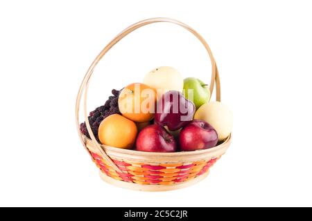 Zusammensetzung verschiedene frische Früchte wie Orange, chinesische Birne, Maulbeere, roter Apfel und grünen Applein Bambus Weidenkorb auf weißem Hintergrund Frucht Stockfoto