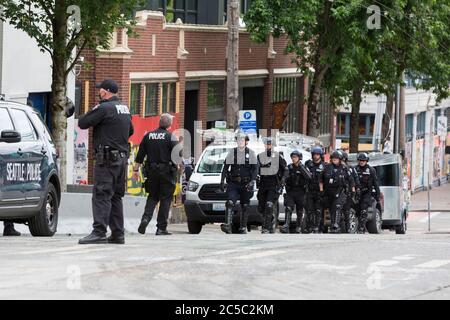 Washington DC, USA. Juli 2020. Polizeibeamte in Bereitschaftstrakt kommen am Mittwoch, den 1. Juli 2020, im geschlossenen East Precinct an, nachdem sie die Zone des "Capitol Hill Occupierten Protests" in Seattle geräumt hatten. Die Zone, ein Besatzungsprotest und selbst erklärte autonome Zone, wurde am 8. Juni 2020 gegründet, als die Seattle Polizeiabteilung das East Precinct nach Tagen der Proteste im Gefolge des Todes von George Floyd während in Minneapolis Polizeigewahrsam schloss Kredit: Paul Christian Gordon/Alamy Live News Stockfoto