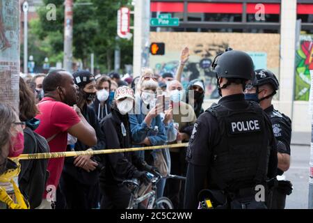 Washington DC, USA. Juli 2020. Polizeibeamte bewachen den Umkreis der Zone "Capitol Hill Occupied" entlang der Pine Street, nachdem sie am Mittwoch, den 1. Juli 2020, Demonstranten in Seattle geräumt hatten. Die Zone, ein Besatzungsprotest und selbst erklärte autonome Zone, wurde am 8. Juni 2020 gegründet, als die Seattle Polizeiabteilung das East Precinct nach Tagen der Proteste im Gefolge des Todes von George Floyd während in Minneapolis Polizeigewahrsam schloss. Quelle: Paul Christian Gordon/Alamy Live News Stockfoto