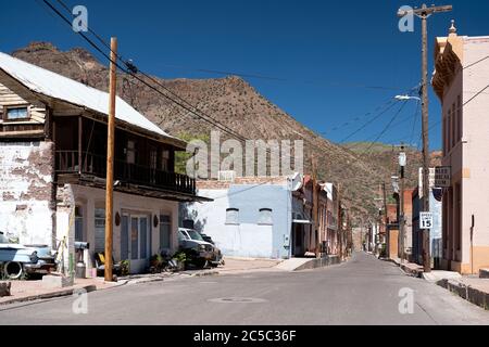 Blick auf das alte Clifton, Arizona, entlang der historischen Chase Creek Street, wo sich die ursprüngliche Kupferminenstadt befindet Stockfoto