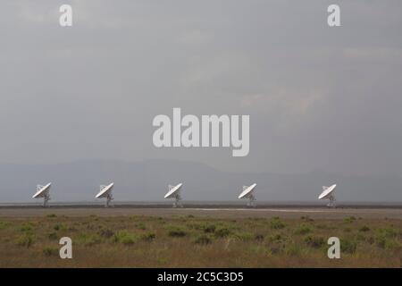 Funkantennen in einer Reihe am VLA Stockfoto