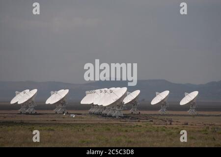 Gruppe von Radioteleskopschalen an einem trüben Nachmittag im Very Large Array (VLA) Stockfoto