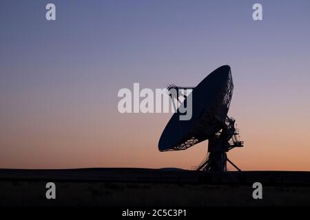 Silhouette bei Sonnenuntergang eines einzelnen Radioteleskops am Very Large Array (VLA) in New Mexico Stockfoto