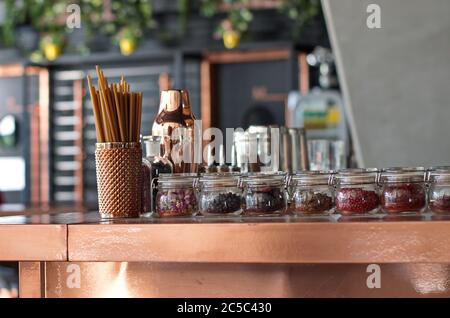 Kräuter und Samen in Gläsern an der Bar Stockfoto