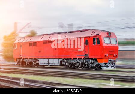 Moderne Diesel Lokomotive Zug Eisenbahn in Bewegung Geschwindigkeit, Rangierarbeiten Stockfoto