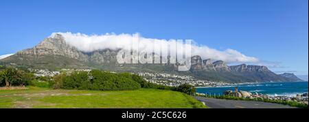 Table Mountain, ein Flachberg, der ein prominentes Wahrzeichen mit Blick auf Kapstadt in Südafrika bildet. Stockfoto