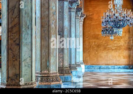 Marmorsäulen und Kronleuchter hängen von der Decke von Nizams Wohnstätte im Chowmahalla Palace, Hyderabad, Telangana, Indien. Stockfoto