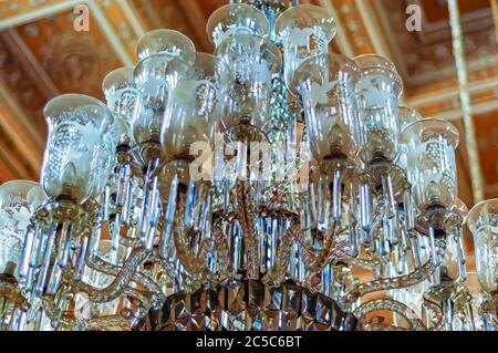 Ein Kronleuchter, der von der Decke von Khilwat Mubarak/Durbar Hall/Nizams Wohnstätte im Chowmahalla Palace, Hyderabad, Telangana, Indien, hängt. Stockfoto