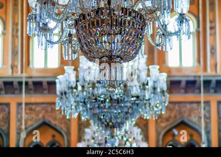 Kronleuchter hängen von der Decke von Khilwat Mubarak/Durbar Hall/Nizams Wohnstätte im Chowmahalla Palast, Hyderabad, Telangana, Indien. Stockfoto