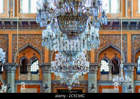 Kronleuchter hängen von der Decke von Khilwat Mubarak/Durbar Hall/Nizams Wohnstätte im Chowmahalla Palast, Hyderabad, Telangana, Indien. Stockfoto