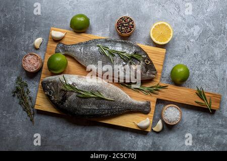 Blick über oben auf frischen Fisch dorado. Stockfoto