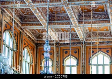 Metallketten für die Befestigung von Kronleuchtern an der Decke in Nizams Wohnstätte im Chowmahalla Palace, Hyderabad, Telangana, Indien. Stockfoto