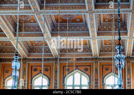 Metallketten für die Befestigung von Kronleuchtern an der Decke in Nizams Wohnstätte im Chowmahalla Palace, Hyderabad, Telangana, Indien. Stockfoto