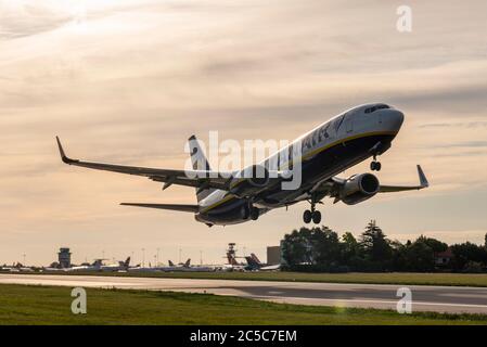 London Southend Airport, Essex, Großbritannien. Juli 2020. Ryanair Flug FR2716 nach Bilbao (Abflugzeit 06:30 Uhr) hat vom Regionalflughafen in Southend on Sea abgeflogen, da die Fluggesellschaft nach der COVID-19-Erdung im März ihre Flüge wieder aufnimmt. Passagiere, die in die Boeing 737 einstiegen, mussten beim Betreten des Flughafenterminals strenge Richtlinien einhalten, die das Tragen von Gesichtsbezügen einschließt. Viele easyJet- und BA-Flugzeuge werden in Southend gelagert, wobei easyJet die Verschrottung ihres Drehkreuzes in Southend ankündigt Stockfoto