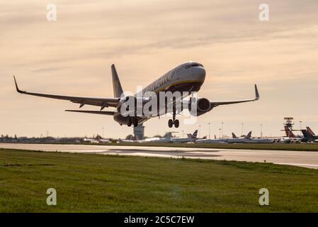 Flughafen London Southend, Essex, Großbritannien. Juli 2020. Der Ryanair-Flug FR2716 nach Bilbao (Abflugzeit 06:30) hat vom Regionalflughafen in Southend on Sea gestartet, da die Fluggesellschaft nach dem COVID-19-Flugverbot im März weiterhin ihre Dienste aufnimmt. Fluggäste, die in die Boeing 737-Flugzeuge einsteigen, mussten sich beim Betreten des Flughafenterminals an die strengen COVID-Richtlinien halten. Viele easyJet- und BA-Flugzeuge werden in Southend gelagert, wobei easyJet die Verschrottung ihres Knotenpunkts in Southend ankündigt Stockfoto