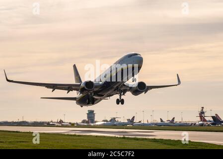 London Southend Airport, Essex, Großbritannien. Juli 2020. Ryanair Flug FR2192 (06:35) nach Malaga hat vom Regionalflughafen in Southend on Sea abgeheben, da die Fluggesellschaft nach der COVID-19-Erdung im März ihre Flüge wieder aufnimmt. Passagiere, die in die Boeing 737 einstiegen, mussten beim Betreten des Flughafenterminals strenge Richtlinien einhalten, die das Tragen von Gesichtsbezügen einschließt. Viele easyJet- und BA-Flugzeuge werden in Southend gelagert, wobei easyJet die Verschrottung ihres Drehkreuzes in Southend ankündigt Stockfoto