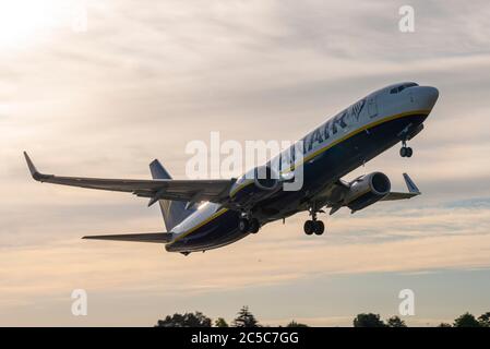 London Southend Airport, Essex, Großbritannien. Juli 2020. Ryanair Flug FR2192 (06:35) nach Malaga hat vom Regionalflughafen in Southend on Sea abgeheben, da die Fluggesellschaft nach der COVID-19-Erdung im März ihre Flüge wieder aufnimmt. Passagiere, die in die Boeing 737 einstiegen, mussten beim Betreten des Flughafenterminals strenge Richtlinien einhalten, die das Tragen von Gesichtsbezügen einschließt. Viele easyJet- und BA-Flugzeuge werden in Southend gelagert, wobei easyJet die Verschrottung ihres Drehkreuzes in Southend ankündigt Stockfoto