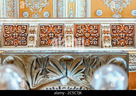 Aufwändige Stuckarbeiten und kunstvolle Schnitzereien an der Decke und den Säulen in Nizams Wohnstätte im Chowmahalla Palace, Hyderabad, Telangana, Indien. Stockfoto