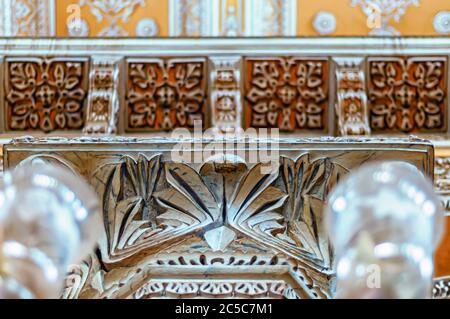 Aufwändige Stuckarbeiten und kunstvolle Schnitzereien an der Decke und den Säulen in Nizams Wohnstätte im Chowmahalla Palace, Hyderabad, Telangana, Indien. Stockfoto