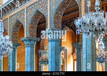 Eine Nahaufnahme der verzierten Stuckarbeiten auf den Steinsäulen am Eingang von Nizams Wohnstätte im Chowmahalla Palast, Hyderabad, Telangana, Indien. Stockfoto