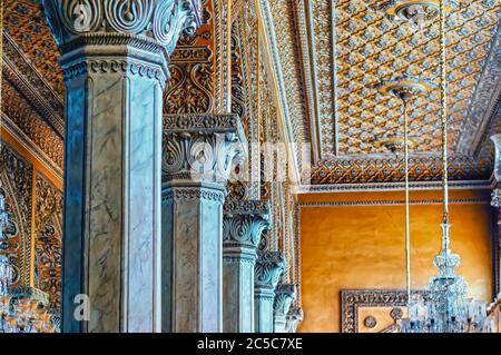 Eine Nahaufnahme der verzierten Stuckarbeiten an den Steinsäulen und der Decke in Nizams Wohnstätte im Chowmahalla Palace, Hyderabad, Telangana, Indien. Stockfoto