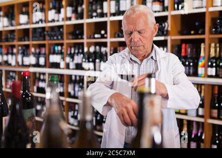 Portrait von älteren Mann professioneller Sommelier Weinprobe Rotweine im Weingut Stockfoto