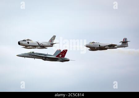 Ehemalige Royal Australian Air Force (RAAF) Commonwealth Aircraft Corporation CA-27 Sabre (F-86 Sabre) Düsenflugzeuge, die ein Gloster Meteor und ein RAAF führen Stockfoto