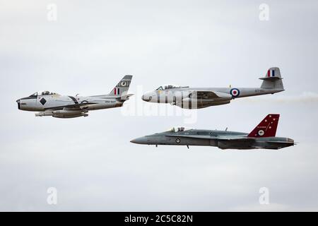 Ehemalige Royal Australian Air Force (RAAF) Commonwealth Aircraft Corporation CA-27 Sabre (F-86 Sabre) Düsenflugzeuge, die ein Gloster Meteor und ein RAAF führen Stockfoto