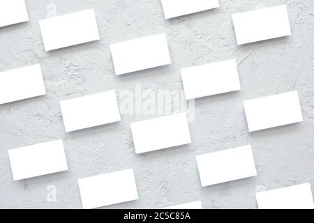 Visitenkarte Mockup Vorlage auf Zement Textur Hintergrund. Visitenkarten in Reihen angeordnet Stockfoto