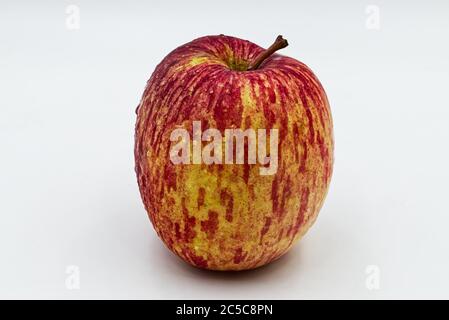 Frischer roter und gelber Apfel isoliert auf weißem Hintergrund Stockfoto